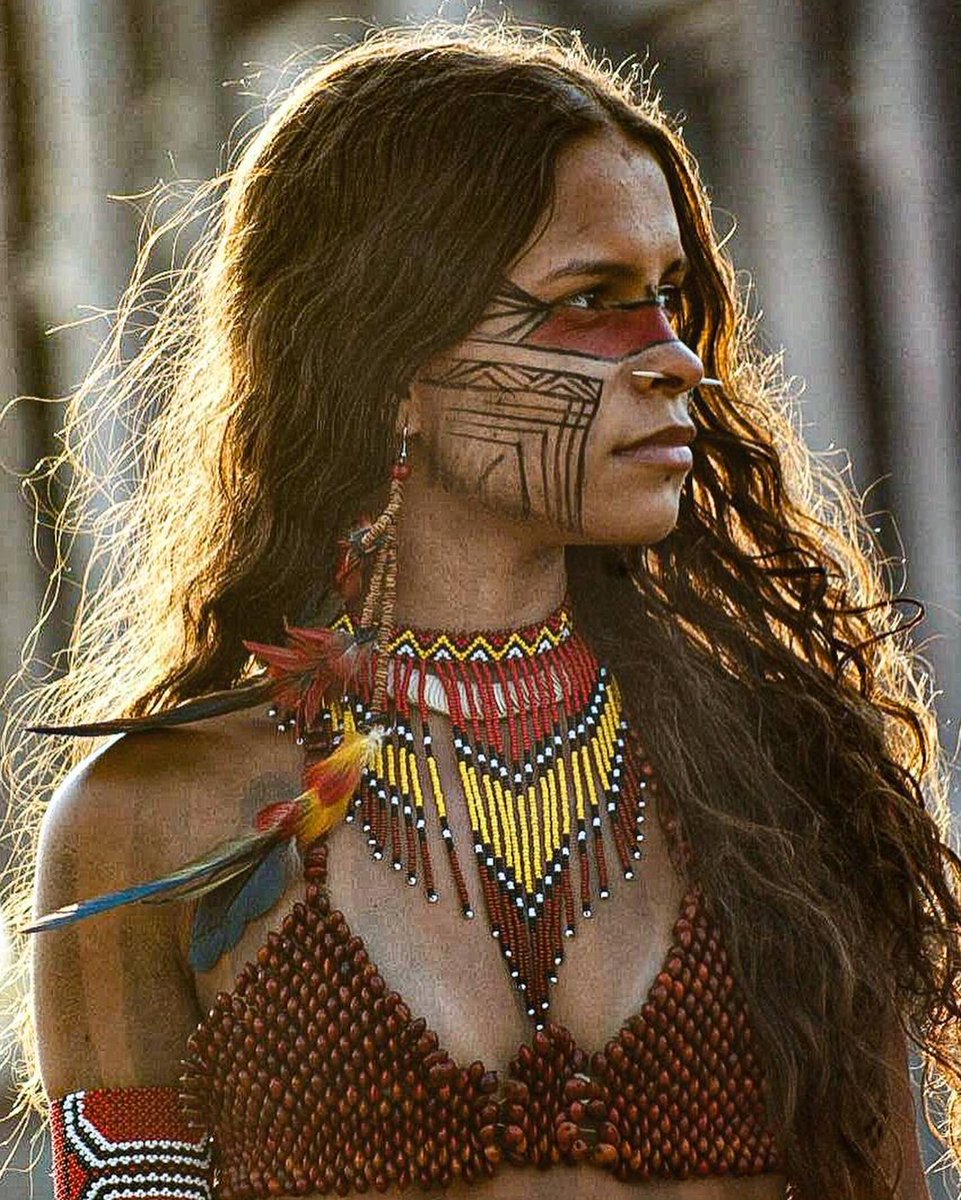 alice_pataxo's tweet photo. Minha cultura é a minha história, que venho antes de mim e que mora no meu corpo, no meu rosto, é a minha verdade, minha autoestima, é me reconhecer e reconhecer quem anda comigo, é beleza!                                         📸: Levi Tapuia e Kaue Terena 🏹 https://t.co/Ho9RzMJXVi