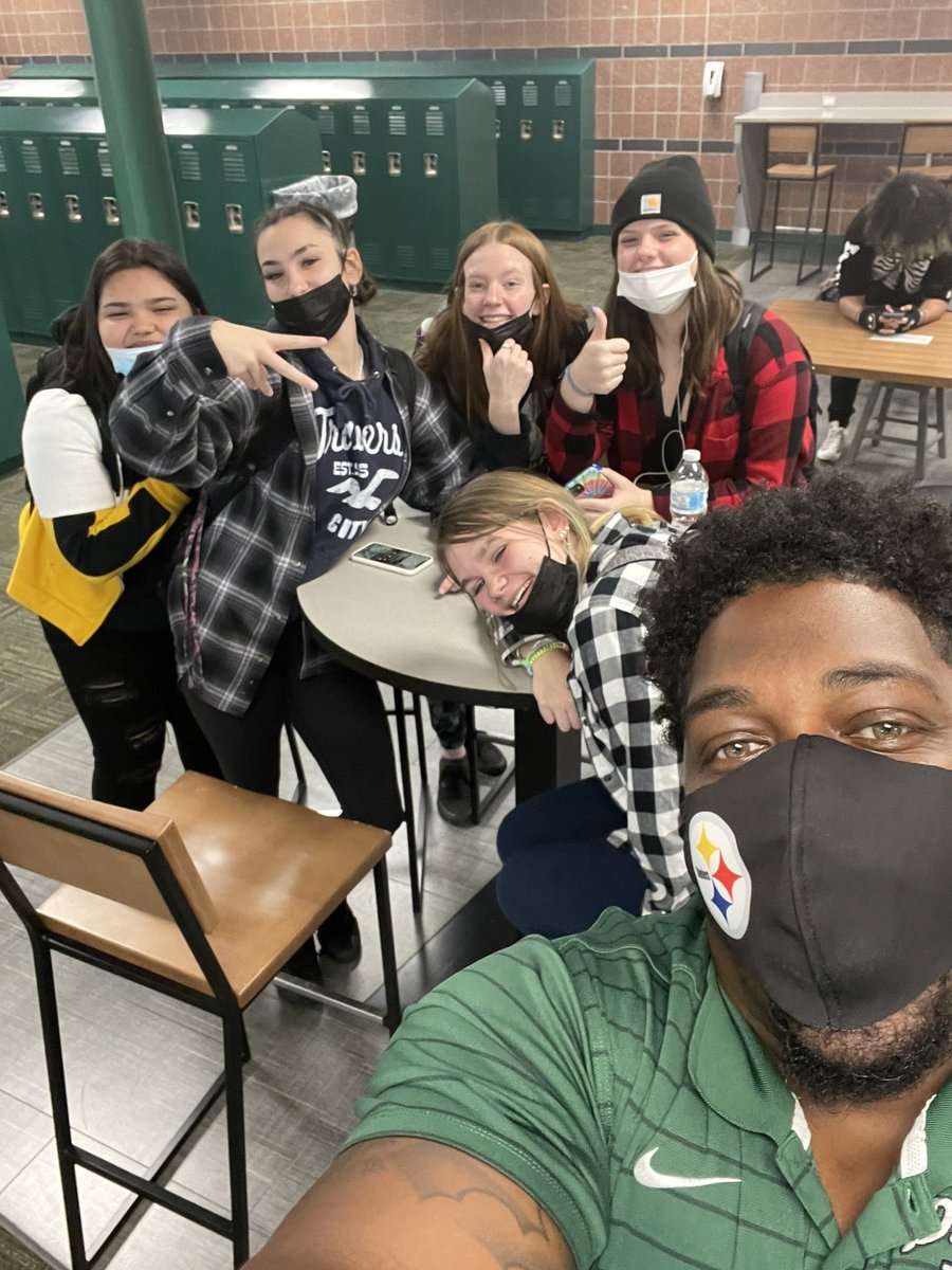Mr_Burden_TA's tweet image. Day 37: Just taking a moment to get a selfie with my crew. #TheReasonIEducate #AdminChallenge #180DaysOfLO