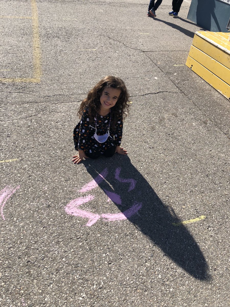 QofHOnes's tweet image. Outdooor fun in the beautiful sun today! #chalkrules ⁦@QHMilton⁩