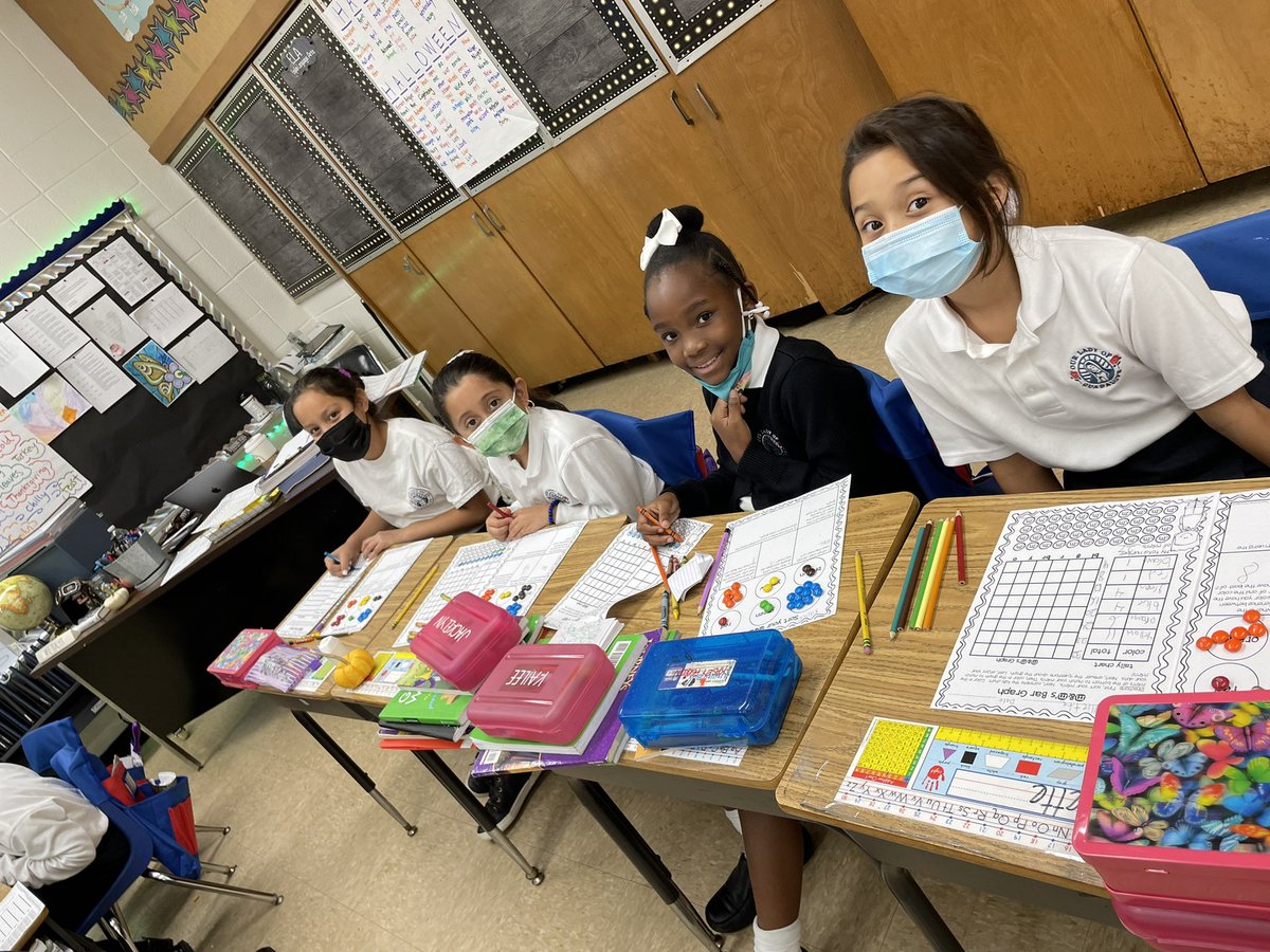 jerry_redondo's tweet photo. Having fun making Bar Graphs in math with our M&amp;Ms ✏️ @school_olg https://t.co/SdJ7jkggoJ
