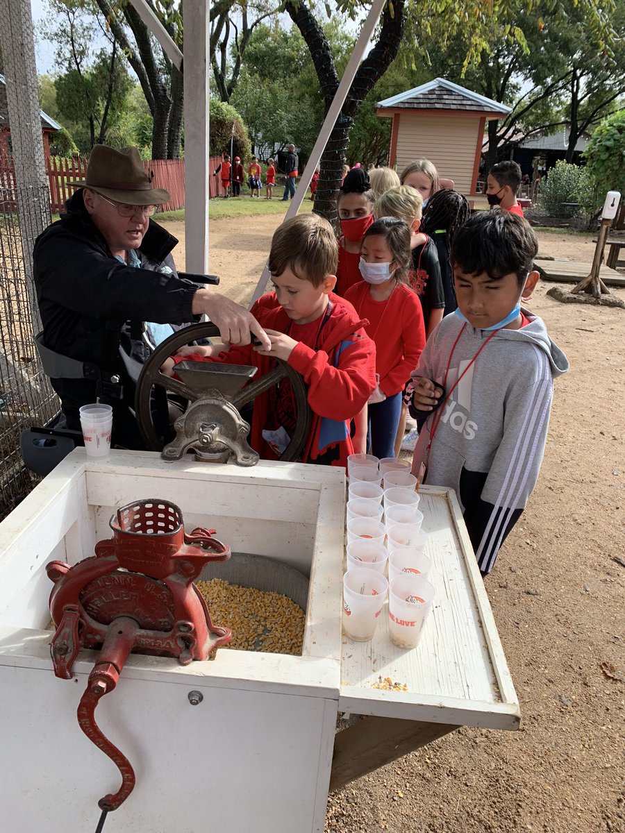 MsBrownTeach's tweet photo. Field trip fun! https://t.co/NVY3BnSg7I