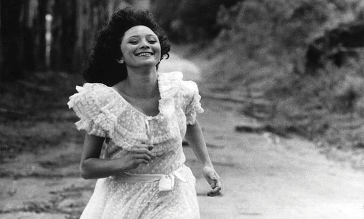 Hoje (27) é o aniversário da talentosa Marcélia Cartaxo. A atriz paraibana, que concorre ao Grande Prêmio do Cinema Brasileiro por seu papel em 'Pacarrete', completa 58 anos. É também detentora de um 'Urso de Prata', prêmio vencido no festival internacional de Berlim em 1986. 🥳