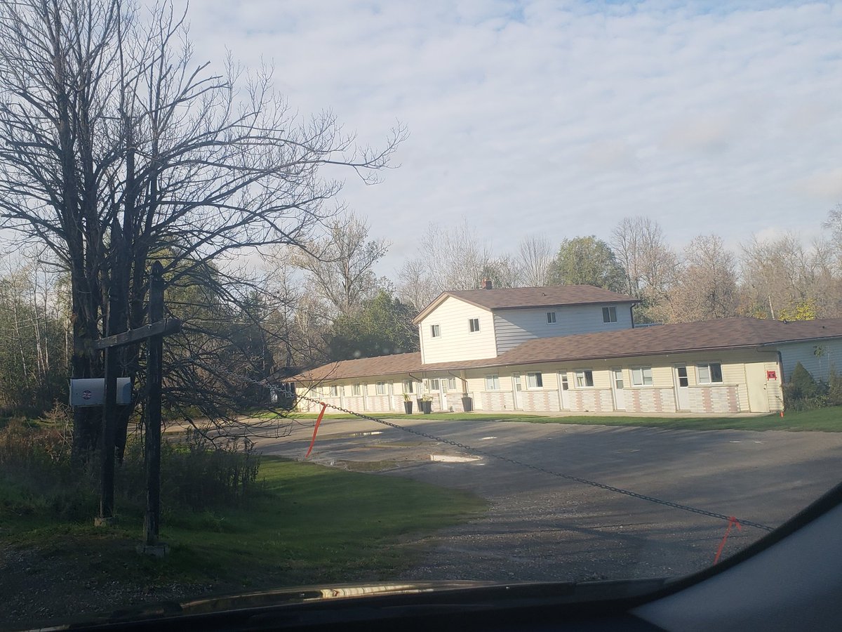 Barrig's tweet photo. Spotted on our way to #MonoCliffs today!! So cool! 😍😍 @SchittsCreek #RosebudMotel  No sign of Stevie or Johnny at the front desk lol..#Ontario #Canadianshow #loveit https://t.co/f23osnNXYH