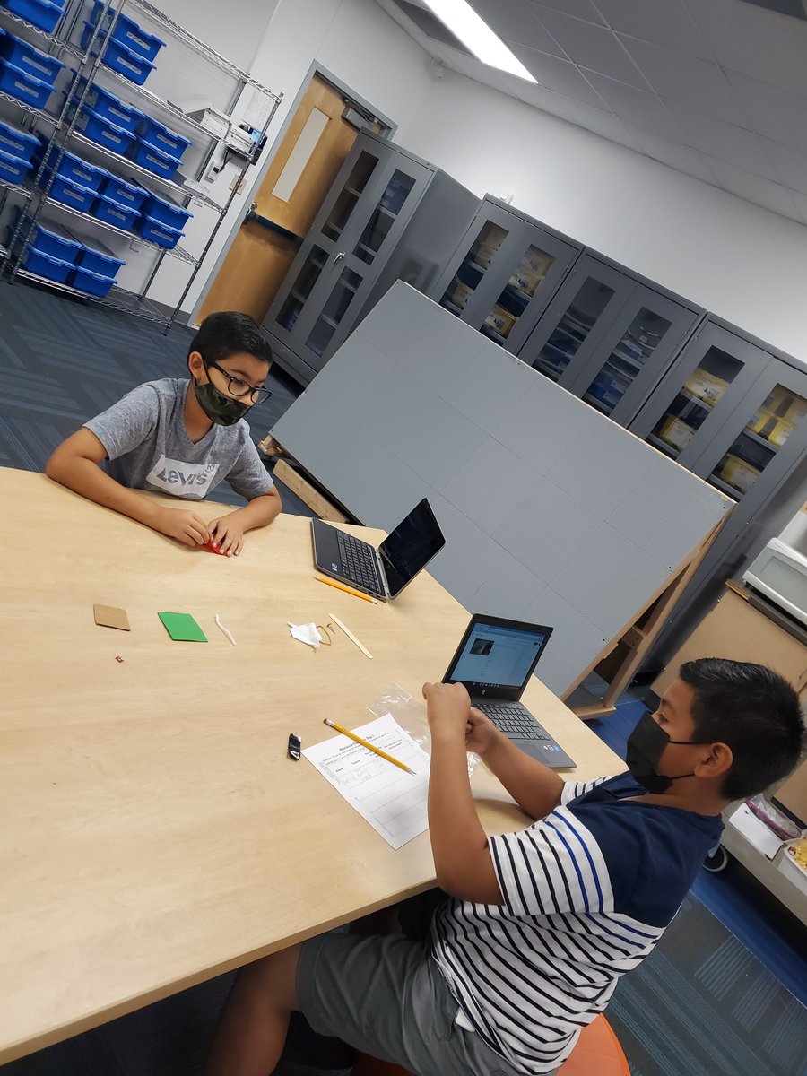 tranq084's tweet photo. It's time to discuss about different materials for our Knee Braces design. Keep up the great work @BlantonBulldogs #BlantonSTEM @EiE_org #growingtogether @triciabadillo https://t.co/ovYU4ZSVdZ