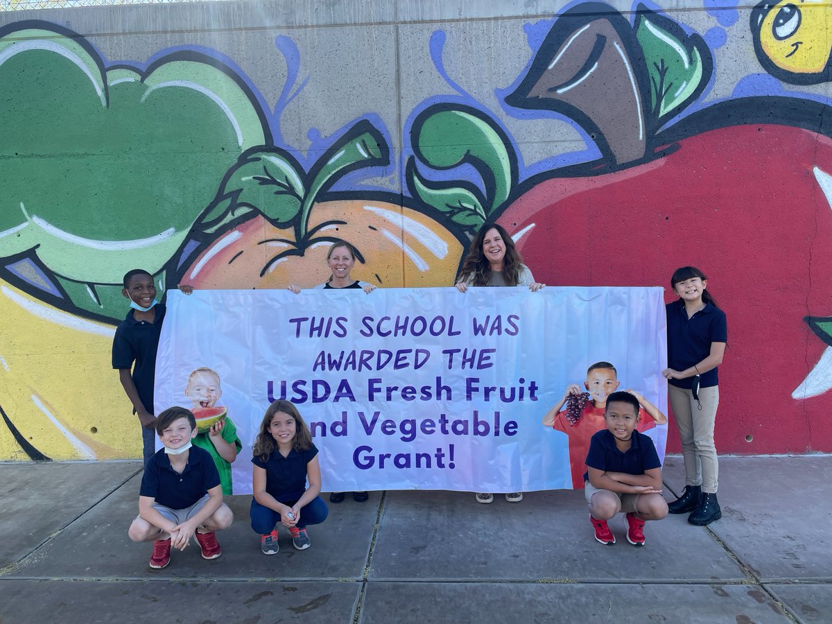 McCawSTEAM's tweet photo. @McCawSTEAM is proud to celebrate and hang our USDA Fresh Fruit and Vegetable Grant banner! 🍎🍍🥦🥕 #HealthyLiving #HealthyEating #WellnessWednesdays @usdanutrition @ClarkCountySch @CCSDMagnet @CCSDFoodService https://t.co/LmY9JiKkyv