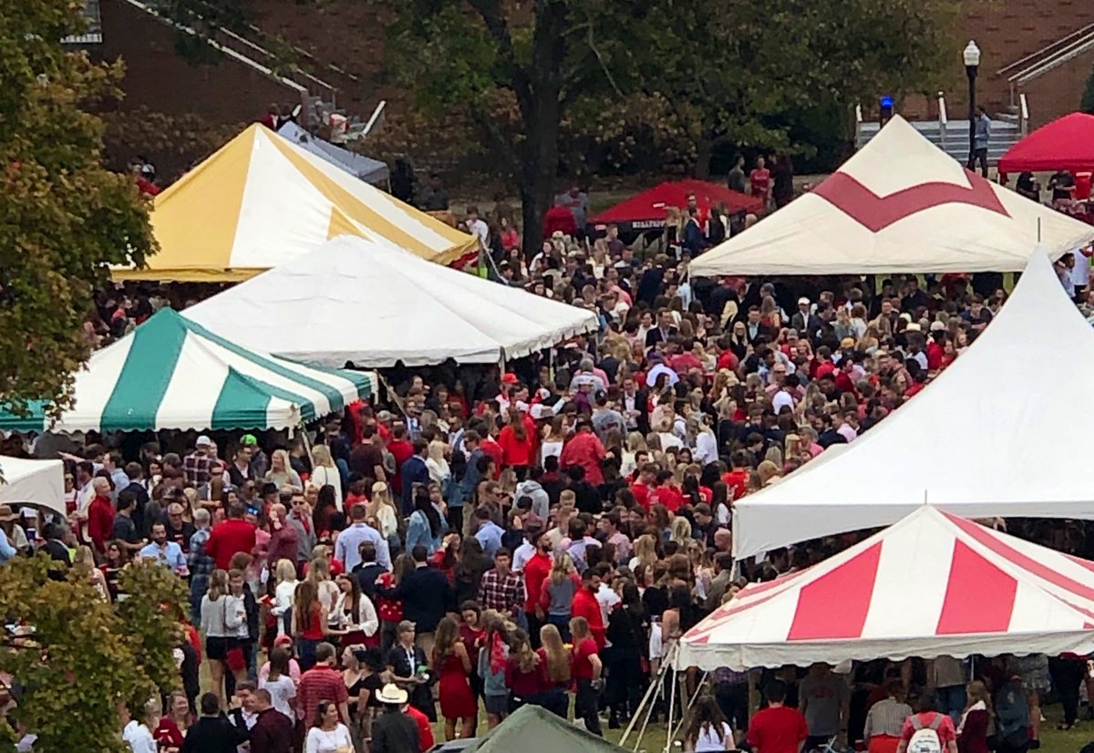 BarstoolWestern's tweet photo. Homecoming ✔️ 
Tops on a winning streak ✔️ 
Halloween ✔️ 

Best weekend of the year. https://t.co/Tl1TovCW8H