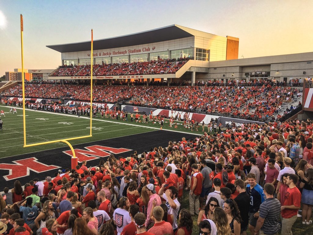 BarstoolWestern's tweet photo. Homecoming ✔️ 
Tops on a winning streak ✔️ 
Halloween ✔️ 

Best weekend of the year. https://t.co/Tl1TovCW8H