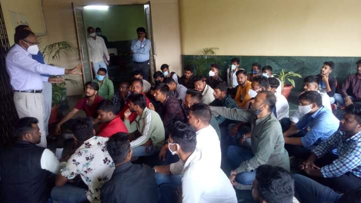 GAUTAMMAHTOABVP's tweet photo. ABVP (VBU HAZ)  कुलपति महोदय को को घेराव किया इसमे सभी महाविद्यालयो में स्नातक प्रथम वर्ष में नामांकन में प्रतेक महाविद्यालयों में 25 % सीटों की संख्या बढ़ाने को लेकर इसके लिए विधार्थी परिषद चरणबद्ध आंदोलन को तैयार है। @NikhilRanjanNR @yagywalkya @yourBabulal @JharkhandAbvp https://t.co/Ox0aWnPZeq