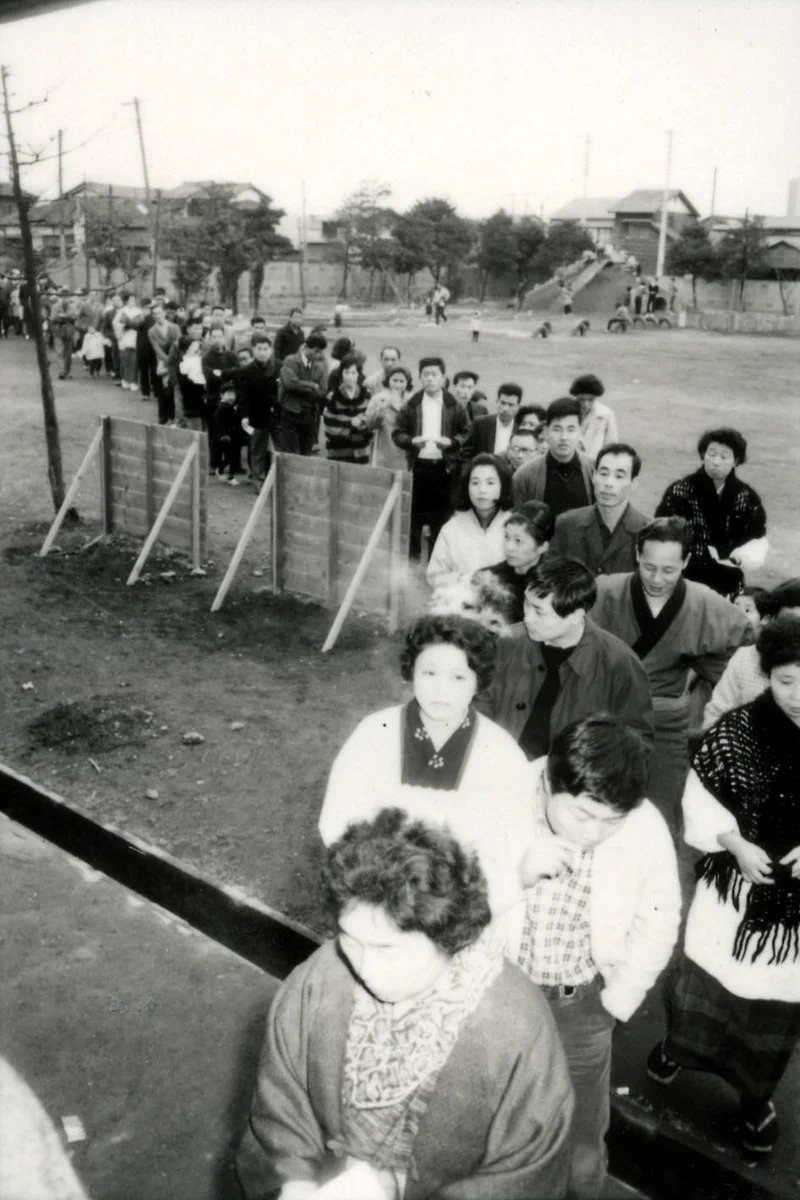 現代だけではない？昭和42年にも投票所までに行列ができていた！