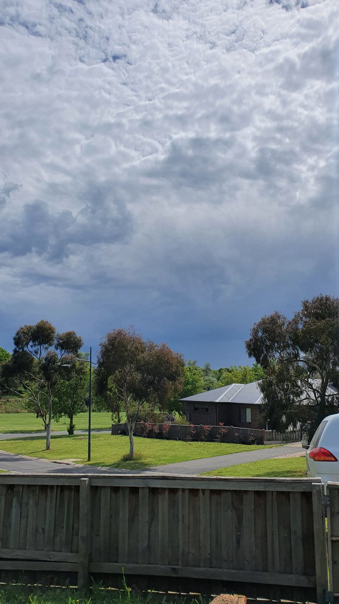 #storms Brewing in #Kyneton. Stay safe this afternoon all. 

<a href="/SciNate/">Nate Byrne</a> picked it. Going to be an interesting 24 hours.