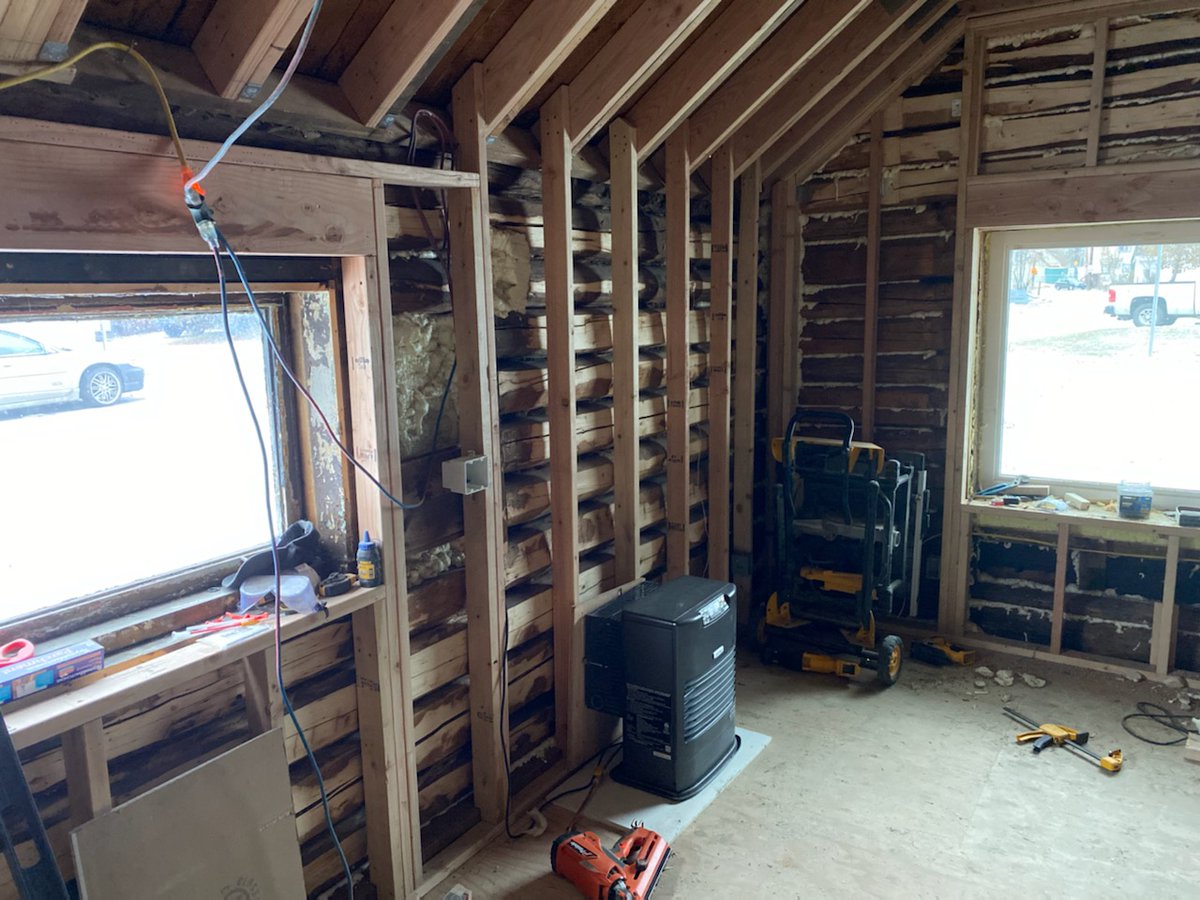 The framing is almost done in the main cabin now. The first electrical wire run. The Toyo stove easily able to keep up despite it being very cold outside. https://t.co/bc8nFdi9SE