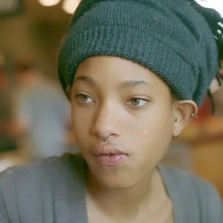 willowsmithbrs's tweet image. Há 4 anos atrás, WILLOW lançava o brutal single lead "Romance", do que viria a ser o seu 2° álbum de estúdio, "The 1st".

A artista produziu e compôs a faixa sozinha e discursou sobre esperança, amor, ódio, liberdade, moralidade, escravidão e a ideia ilusória do mundo perfeito.