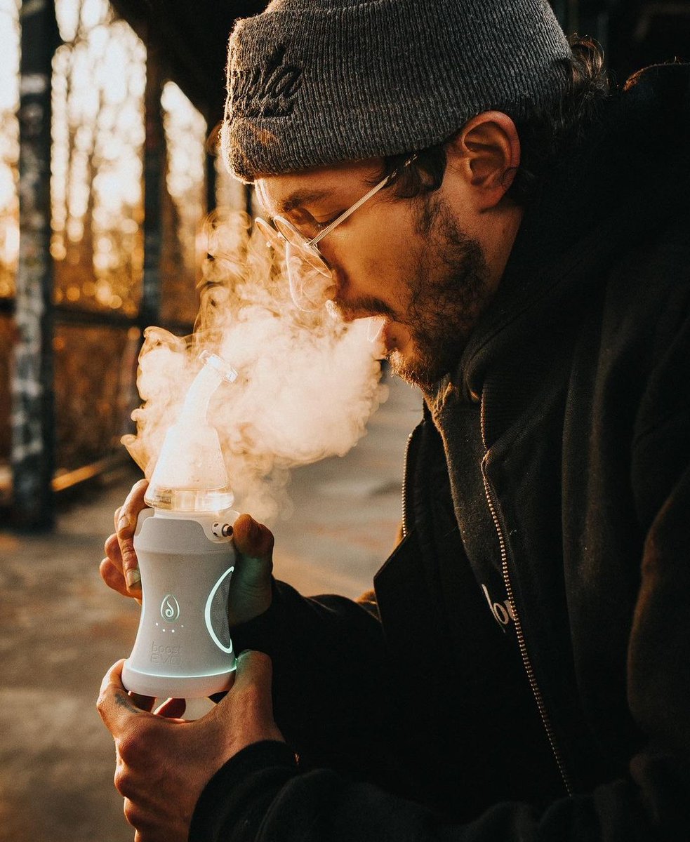 Luxvapesmoke's tweet photo. Power up ⚡ and taste the Terps with the @drdabber Evo 🍯💨

🚨Save 15% off your entire order with our discount code
TREAT

Shop here ⤵️
https://t.co/RyBHlqdyBe
#vapefam #drdabber #thc #cbd #delta8 #lowtempdabs #vaping #liveresin #cannabiscommunity #blazed #luxury #topshelf #dank https://t.co/rp60f4pVWl