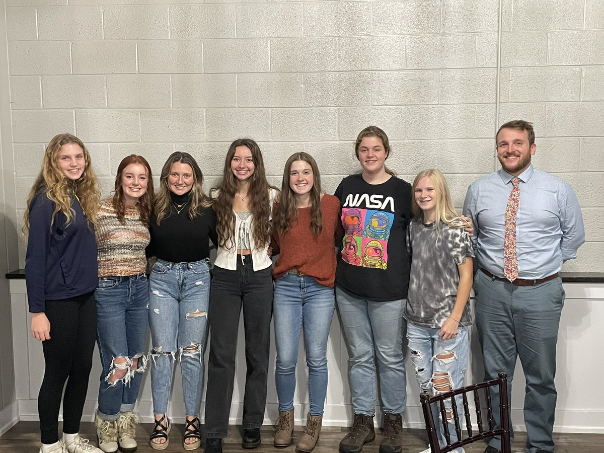 BronchosAD's tweet photo. Honored to attend the Holly Varsity Girls Golf Banquet tonight at Venue 111 (owned by the Holly Vault).  A very nice celebration for our athletes and Coach Mathews.  Congrats to all the athletes on your accomplishments this fall!!!  @HollyHighSchool #playhardhavefun https://t.co/bP1YcBiHpZ
