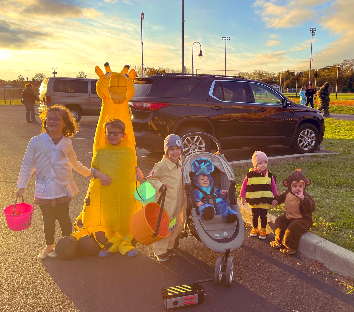 HtownSmalls's tweet photo. What a great night to be a member of the @Hamilton_CSD BLUE family! The @Hamilton_HHS @BigBlue_SC and @bigbluenhs put on a family-friendly event tonight with their “Track or Treat”! My Ghostbuster and Bumble Bee had a great time! #BigBlueOnTheMove #BumbleBeeOnTheRun https://t.co/rWU08RNbmw