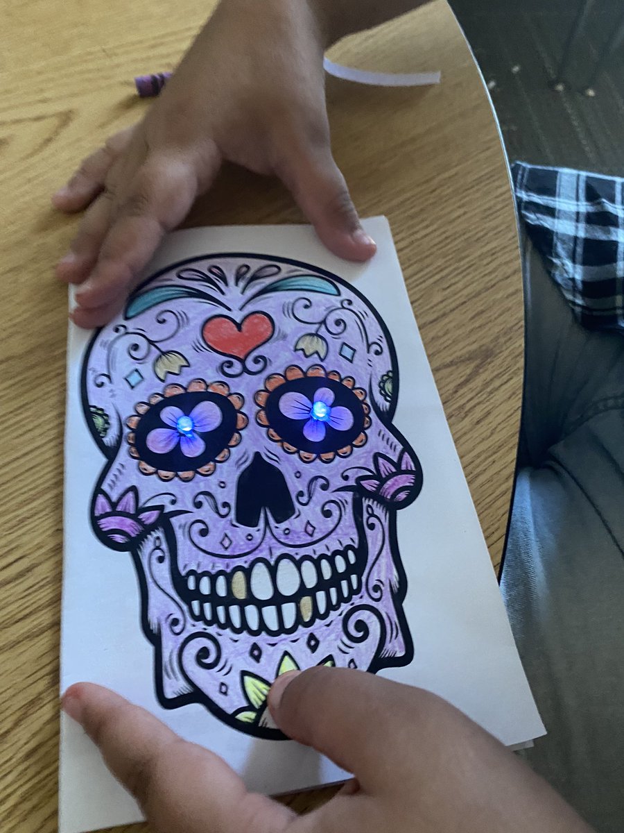 MrsSuttonFocus's tweet image. Today 4th and 5th grade Focus students created illuminated paper circuits! @HamptonOaksElem