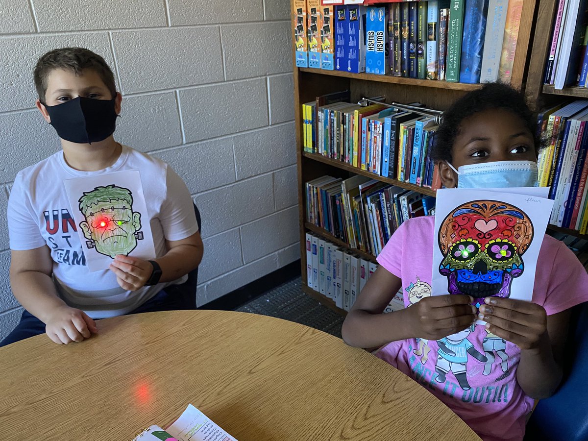 MrsSuttonFocus's tweet image. Today 4th and 5th grade Focus students created illuminated paper circuits! @HamptonOaksElem