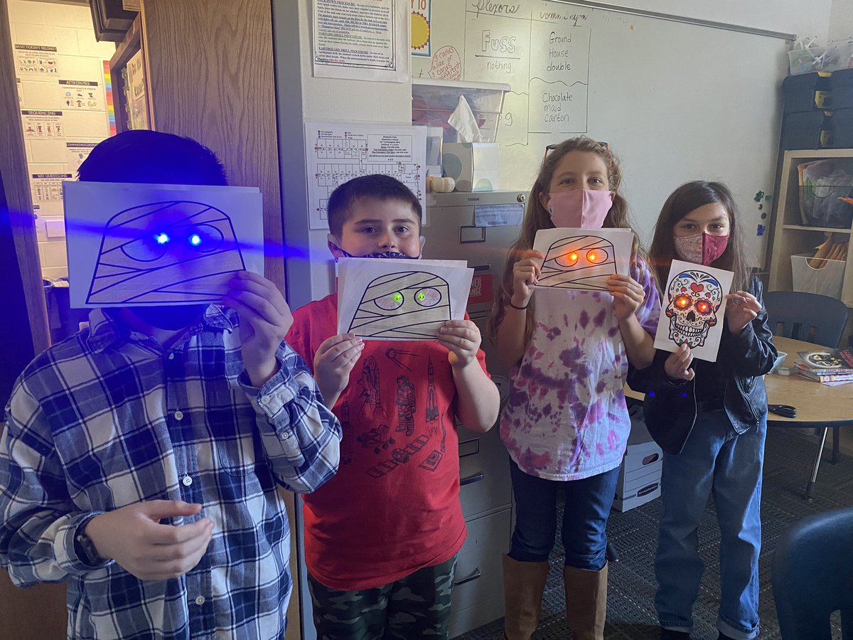 MrsSuttonFocus's tweet image. Today 4th and 5th grade Focus students created illuminated paper circuits! @HamptonOaksElem