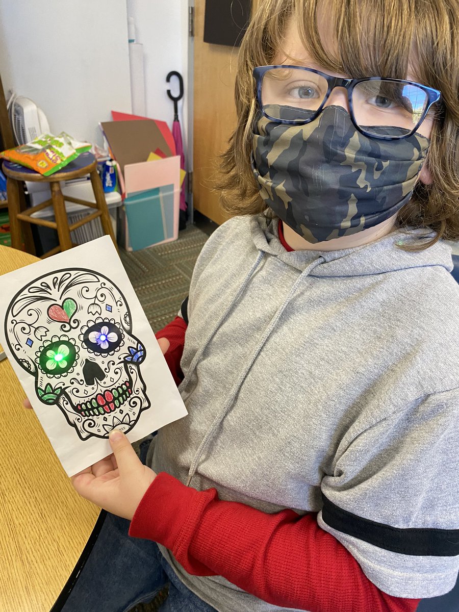 MrsSuttonFocus's tweet image. Today 4th and 5th grade Focus students created illuminated paper circuits! @HamptonOaksElem