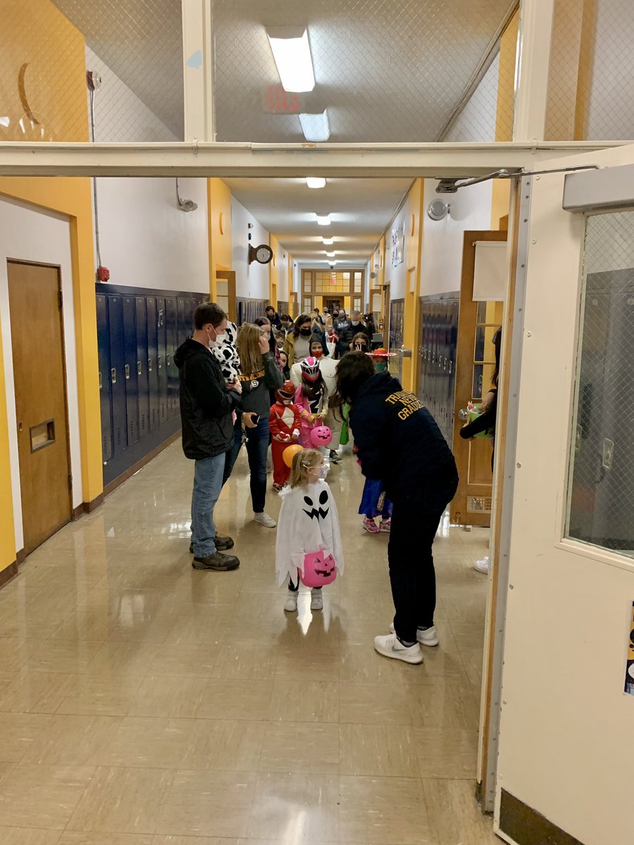 sterling_stuco's tweet photo. Shout out to our student council members who hosted an awesome SHS Staff Kids trick or treat tonight! 👻🎃🧙♀️🦇 #joinstuco #ourmembersrock https://t.co/vVD4LUazth