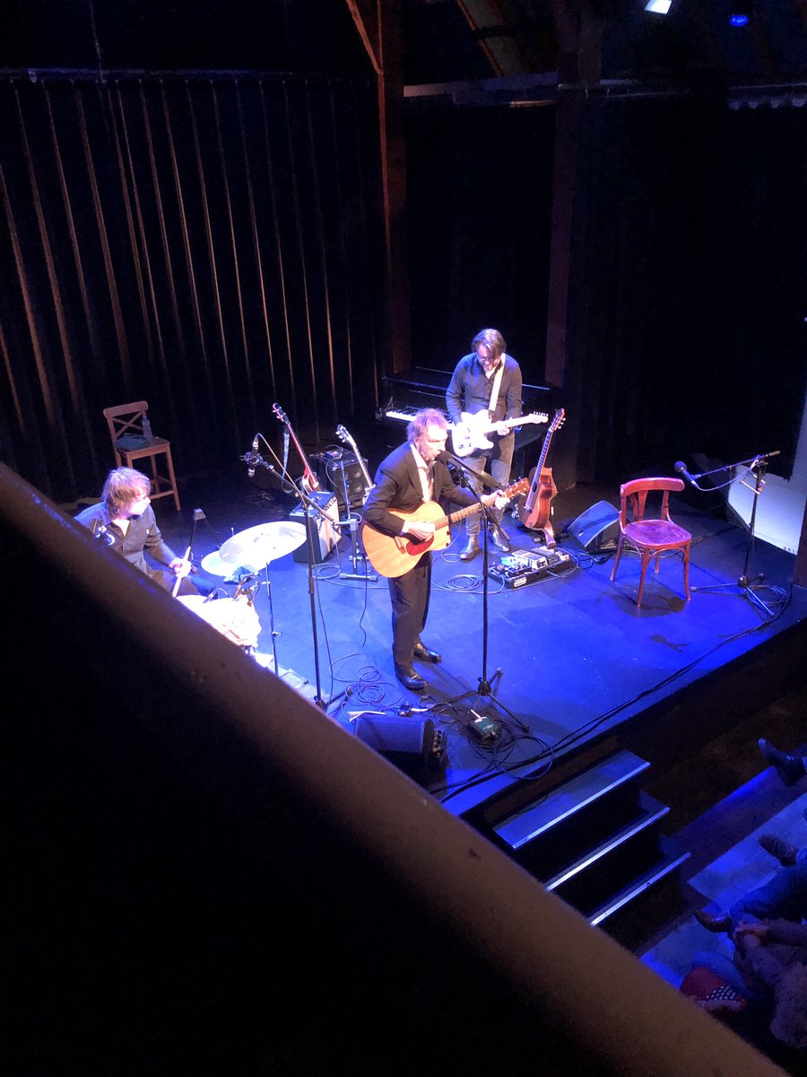 FeriniNvliet's tweet photo. Gisteravond Alex Roeka. Erg mooie teksten. En dat dan met zijn zangstem. Dat komt binnen. #alexroeka #heerenlogement #beusichem https://t.co/AOQ2ZlNfdZ