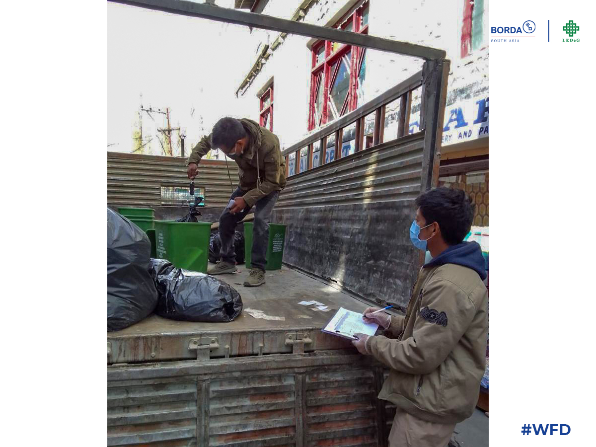 ledegladakh's tweet photo. Conducted door-to-door collection of wet &amp; dry waste to assess the Waste Flow Diagram (WFD) from commercial sources such as Hotels, Guest Houses, Restaurant and Shops.

#Ledeg #liveableleh #BORDA #Bordasouthasia #WFD
@BORDA_Bremen @AsiaBorda @MCL_leh https://t.co/insdk0H64r