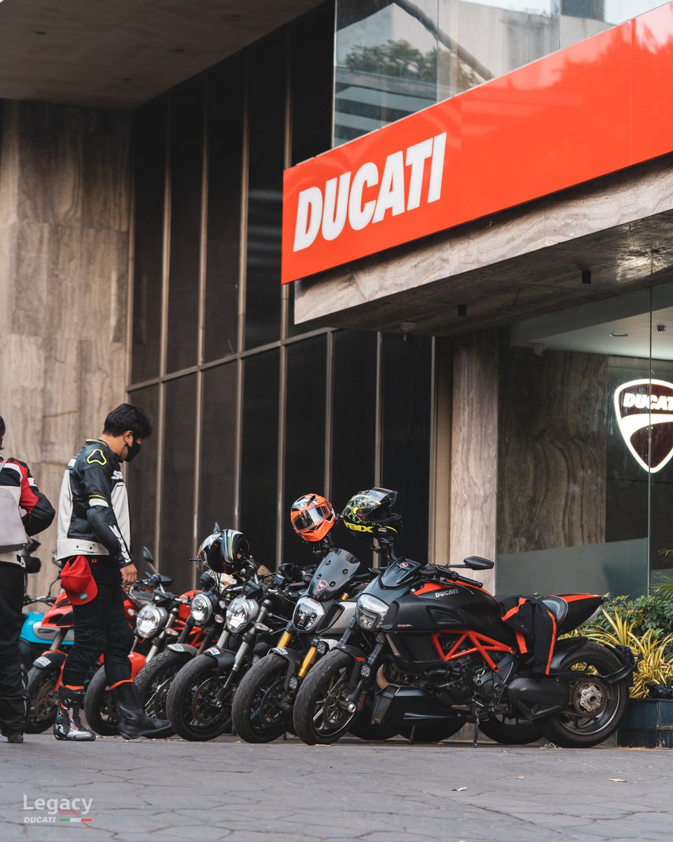 Ducati_India's tweet photo. Ducati Pune doing it right: Sunday rides with DOC Pune. Looks awesome! 🏁

#LegacyRides #LegacyRiders #DucatiLegacy #Throwback #ThrowbackThursday https://t.co/pxWpBD42sz