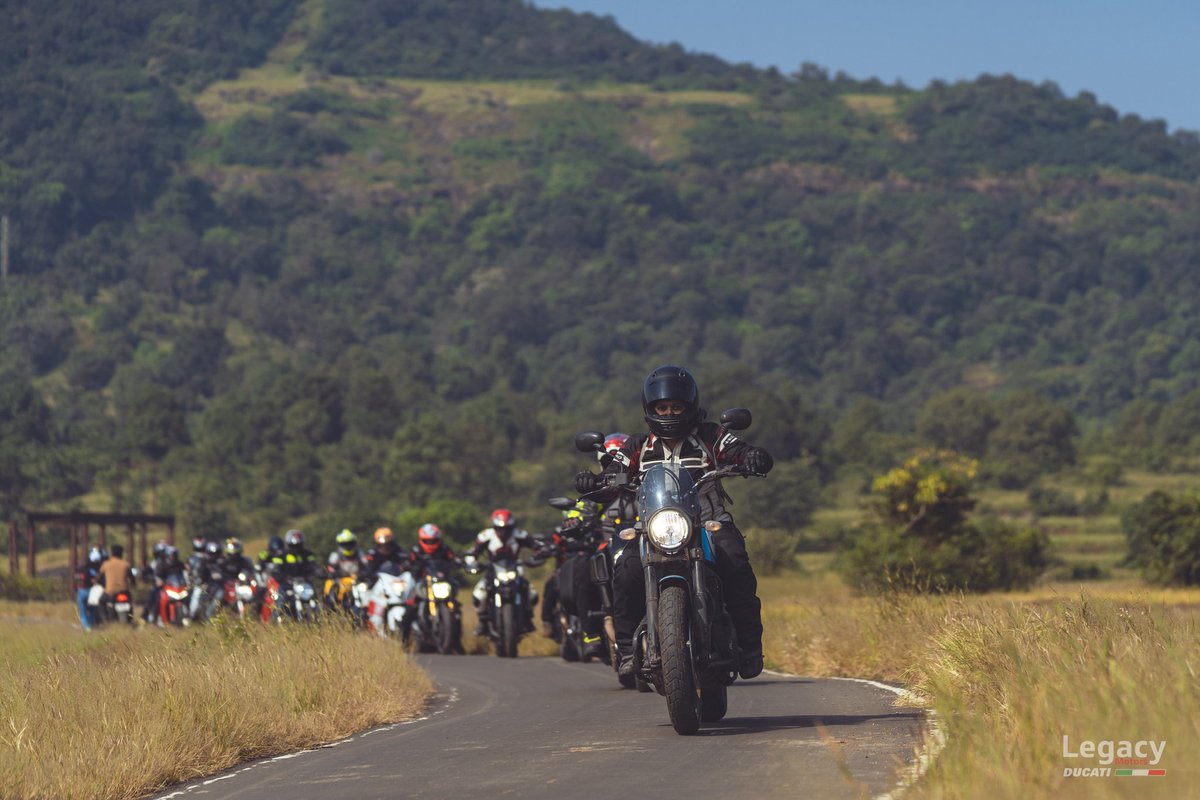Ducati_India's tweet photo. Ducati Pune doing it right: Sunday rides with DOC Pune. Looks awesome! 🏁

#LegacyRides #LegacyRiders #DucatiLegacy #Throwback #ThrowbackThursday https://t.co/pxWpBD42sz