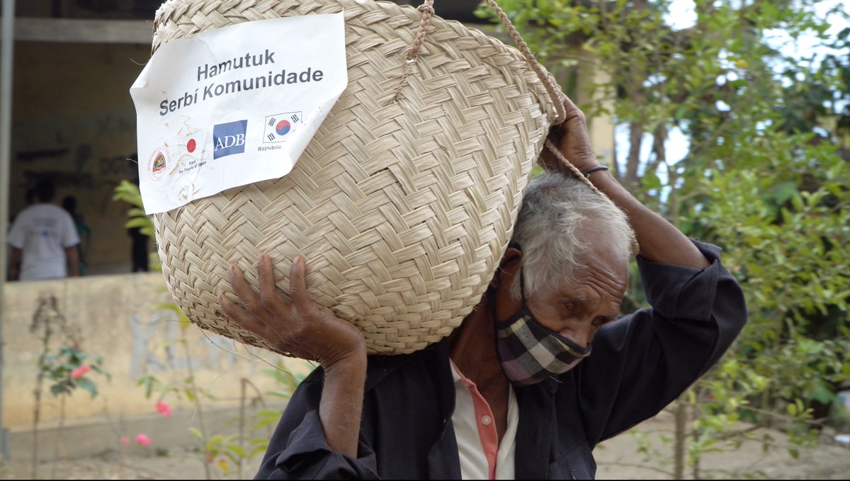UNDPTimorLeste's tweet photo. Each basket was filled with over 13 items directly purchased from local farmers across different municipalities, including Rice,Beans, Mung beans, salt, coconut oil, carrots, eggplants, cabbages, pumpkins, pineapples, Tamarings, local chicken and Broiler chicken as well. https://t.co/McoQeyaPbS