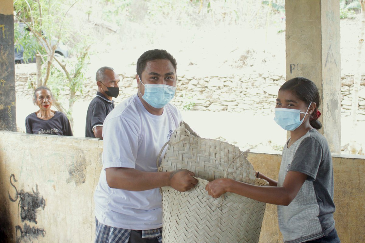 UNDPTimorLeste's tweet photo. Each basket was filled with over 13 items directly purchased from local farmers across different municipalities, including Rice,Beans, Mung beans, salt, coconut oil, carrots, eggplants, cabbages, pumpkins, pineapples, Tamarings, local chicken and Broiler chicken as well. https://t.co/McoQeyaPbS