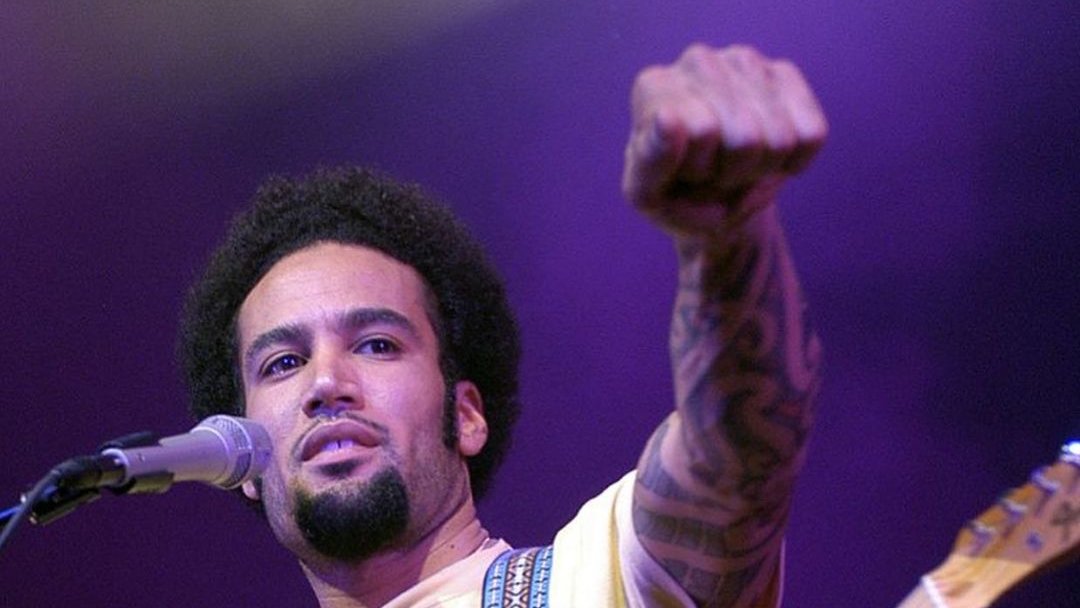 Happy Birthday to Ben Harper.
(October 28, 1969) 