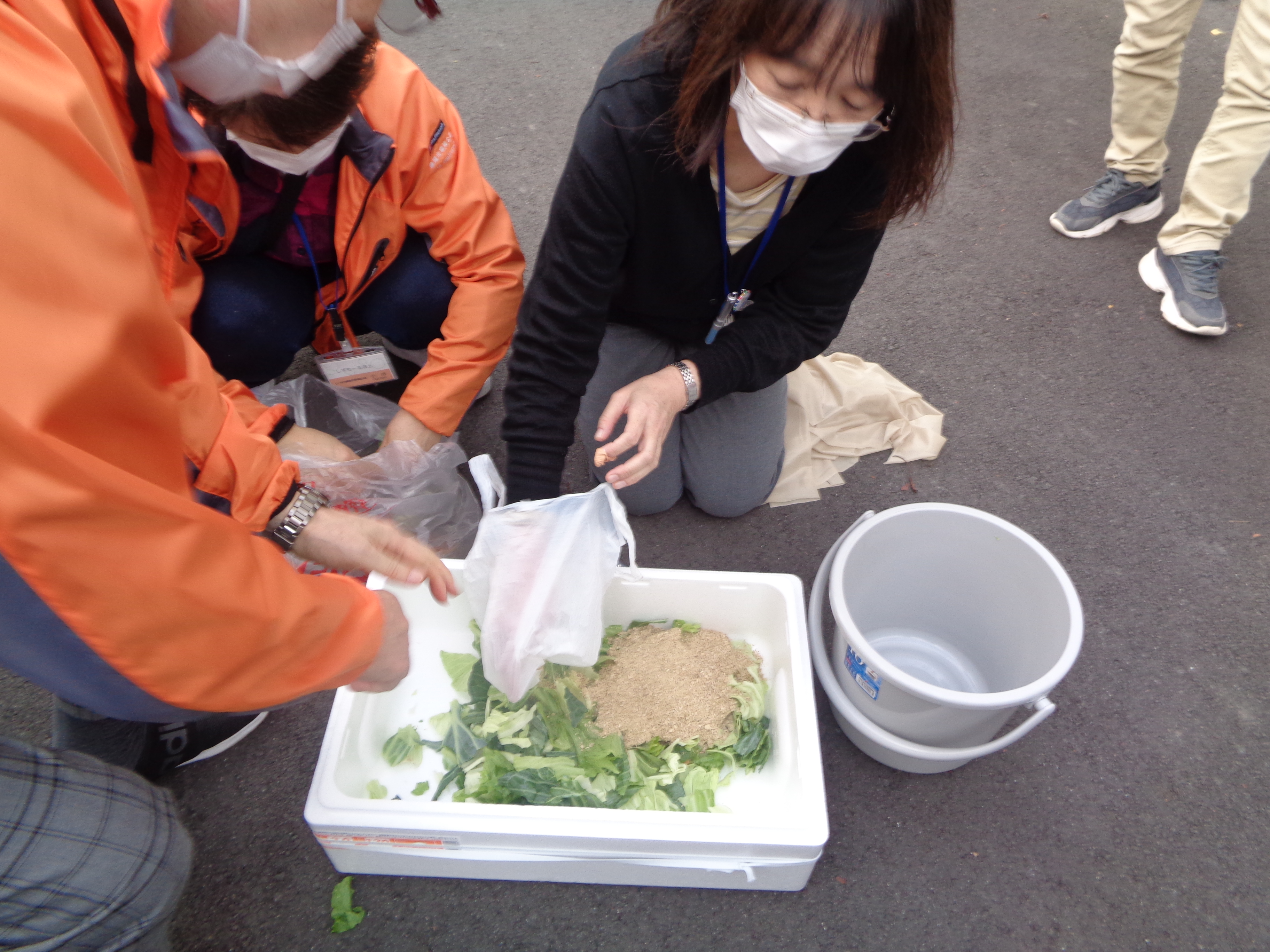 静岡市折戸生涯学習交流館 竹パワーで堆肥作り 全３回 の1回目を実施しました 講義の後でデモンストレーションを兼ねて竹粉と 野菜くずを混ぜて堆肥をつくりました 参加者の皆さんにも実践用に竹粉を持ち帰ってもらい来月 堆肥の変化を見ます