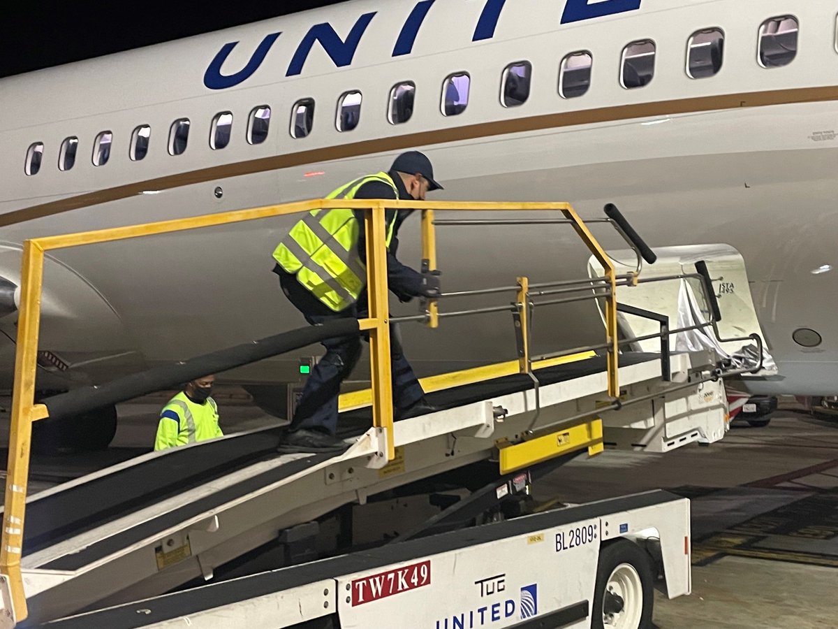 A great photo op tonight as one of our our RSEs in LAX displays the proper use of the power stow hand rail. All about the Keeping your Focus on the Play #SafetyBlitz #safetyIOwnIt @spencer_resh @TammyLHServedio @mcgrath_jonna @rob_flyin @anthonychin888 @HillMairice @AOSafetyUAL