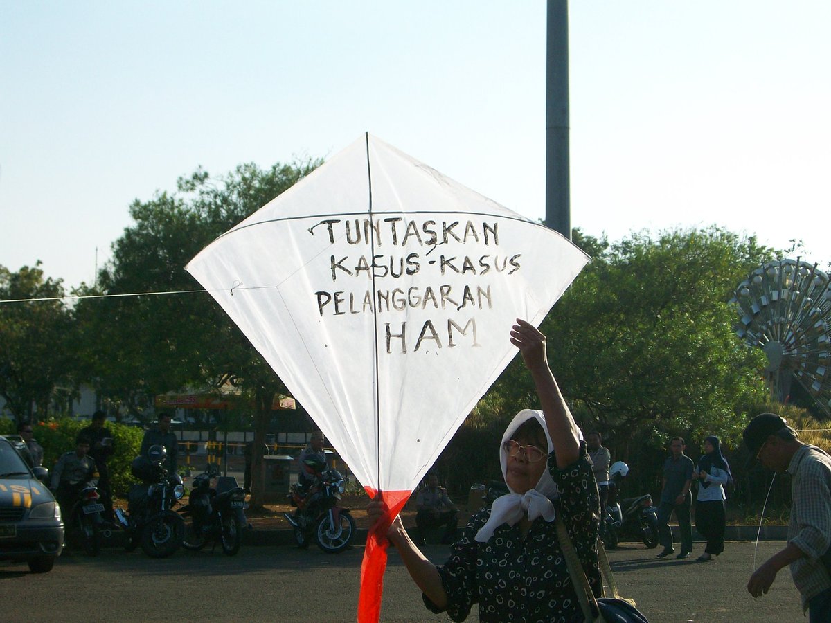 Layang-layang itu terbang tinggi, seperti halnya harapan Ibu Sumarsih. Berharap tinggi atas pelanggaran HAM yang terjadi kepada sang buah hati. 22 tahun berlalu, keadilan masih dia tunggu. @dipanggilwawan @sumarsih11 #HapusTuntasImpunitas #AksiKamisan702 #SayaWawan