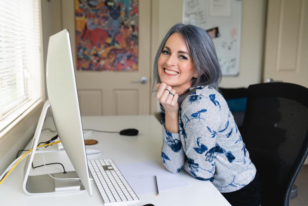 DesignerbloomGD's tweet image. A few months back I invited the super lovely Sarah from @sarahjean.creative into my home to take some images of me at my desk and hanging out doing random things!