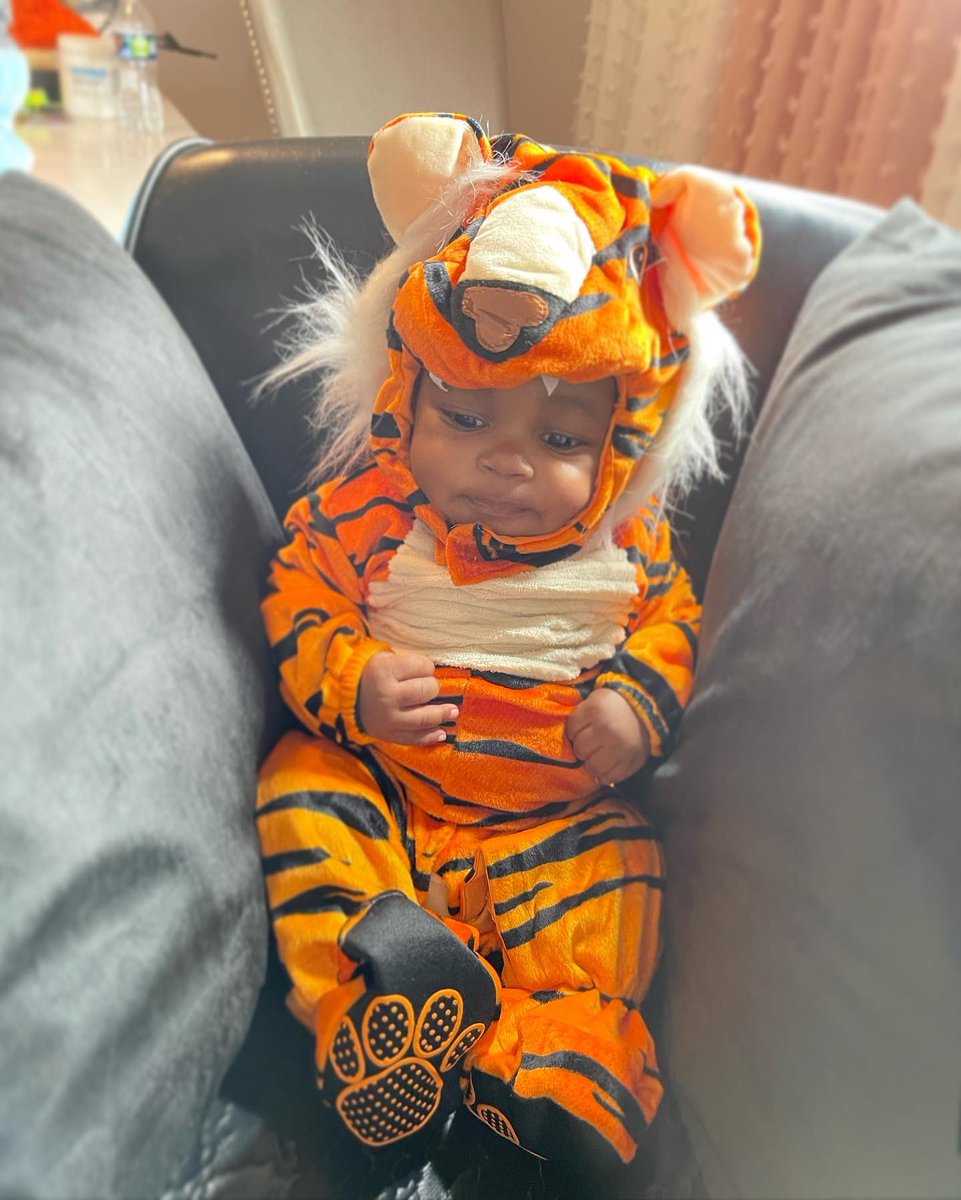 lulonnapt2's tweet image. I can’t be held responsible for stolen candy! ☺️😍 #CouldntWait #Kd1stHalloween