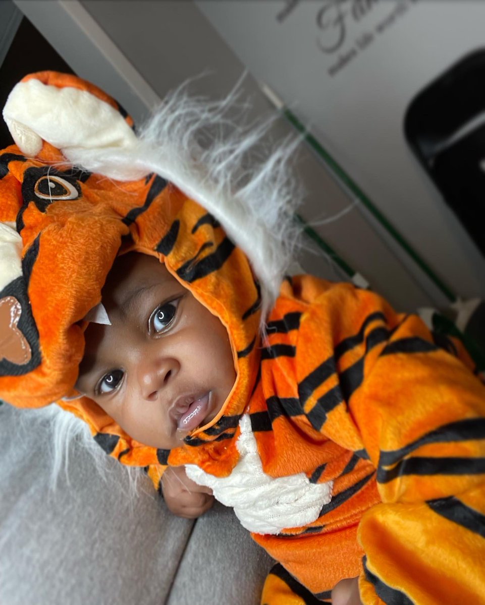 lulonnapt2's tweet image. I can’t be held responsible for stolen candy! ☺️😍 #CouldntWait #Kd1stHalloween