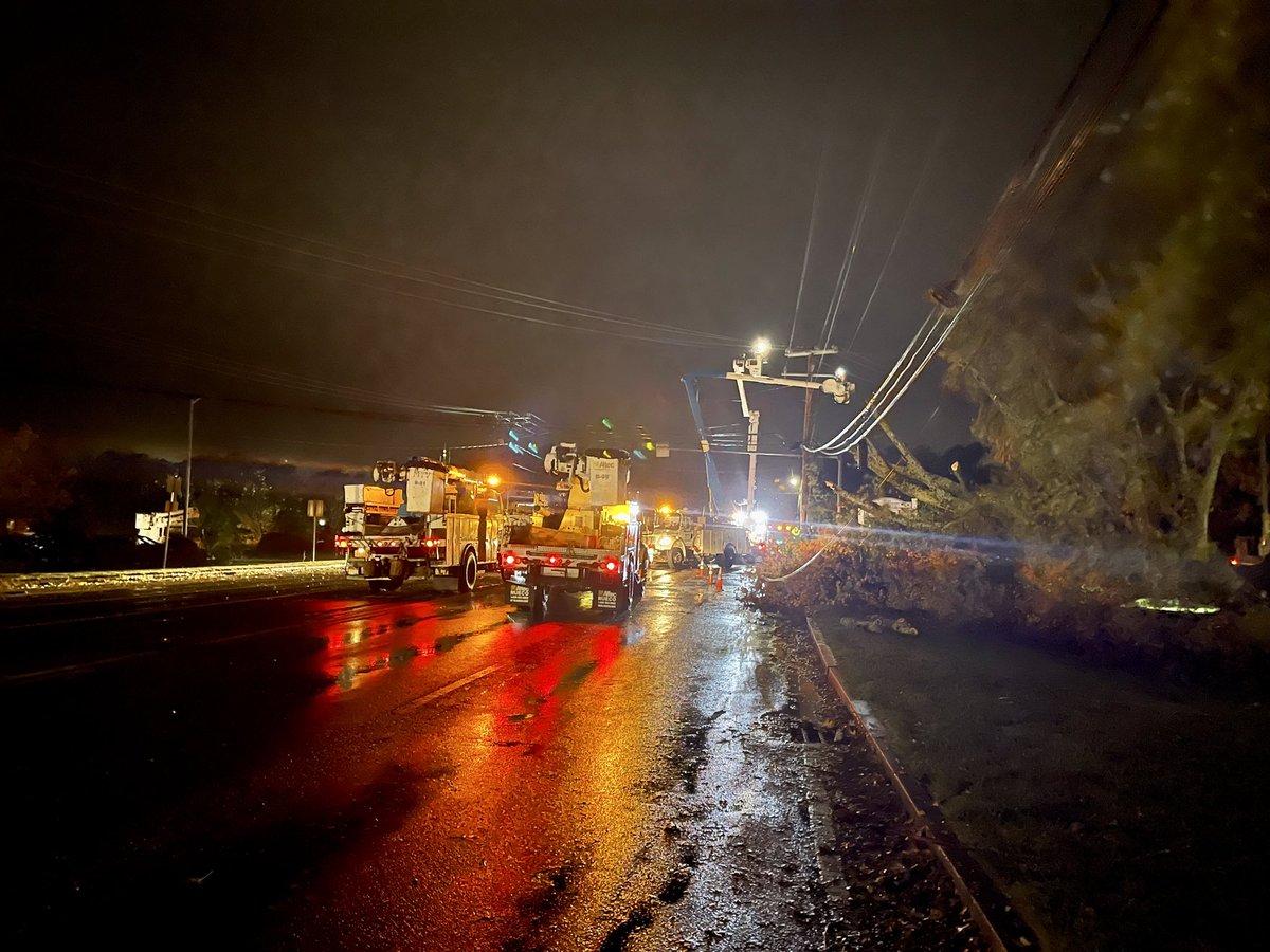 EversourceMA's tweet photo. We’re continuing to make progress tonight repairing the devastating damage from the nor’easter. Here on Route 132 in Hyannis, crews are working to restore customers who lost power when this massive tree uprooted and fell onto our power lines. https://t.co/VVdlc6dxO2