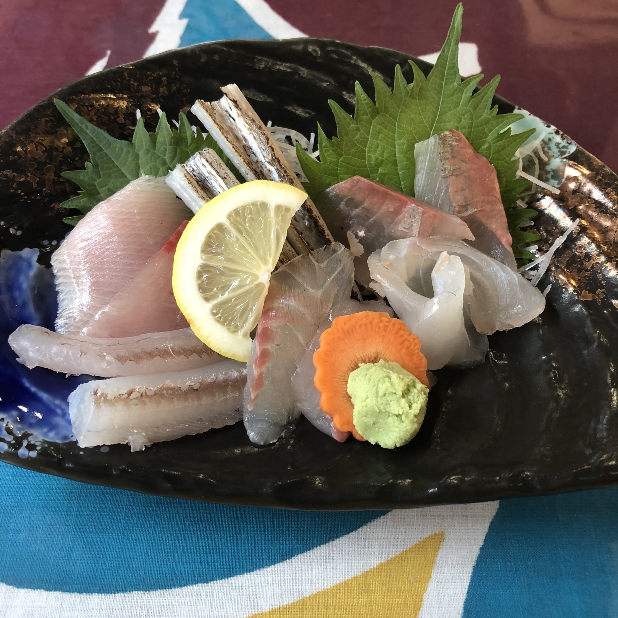 いちば食堂 伊良湖 こんにちは 本日の担当のイチです 本日のお刺身はブリ スズキ タチウオ ムロアジ アイゴ ヤガラです T Co 8q8mz1l6te Twitter