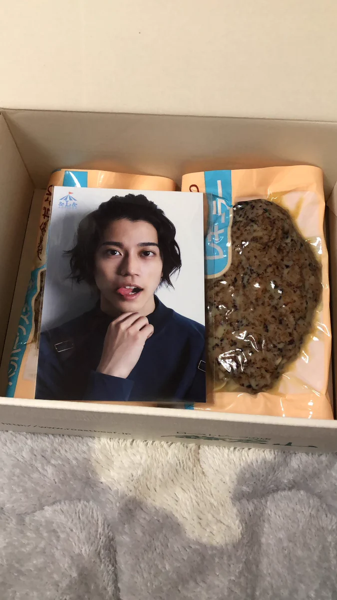 推しのブロマイドが同封されたハンバーグ、「この男を挽肉にしました」という絵になってるｗｗ