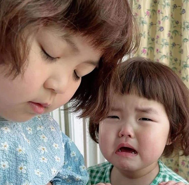 ninakoreana's tweet photo. Mi mamá rezando para no darme con la chancleta mientras hago berrinches: https://t.co/QhYoGS7lZF