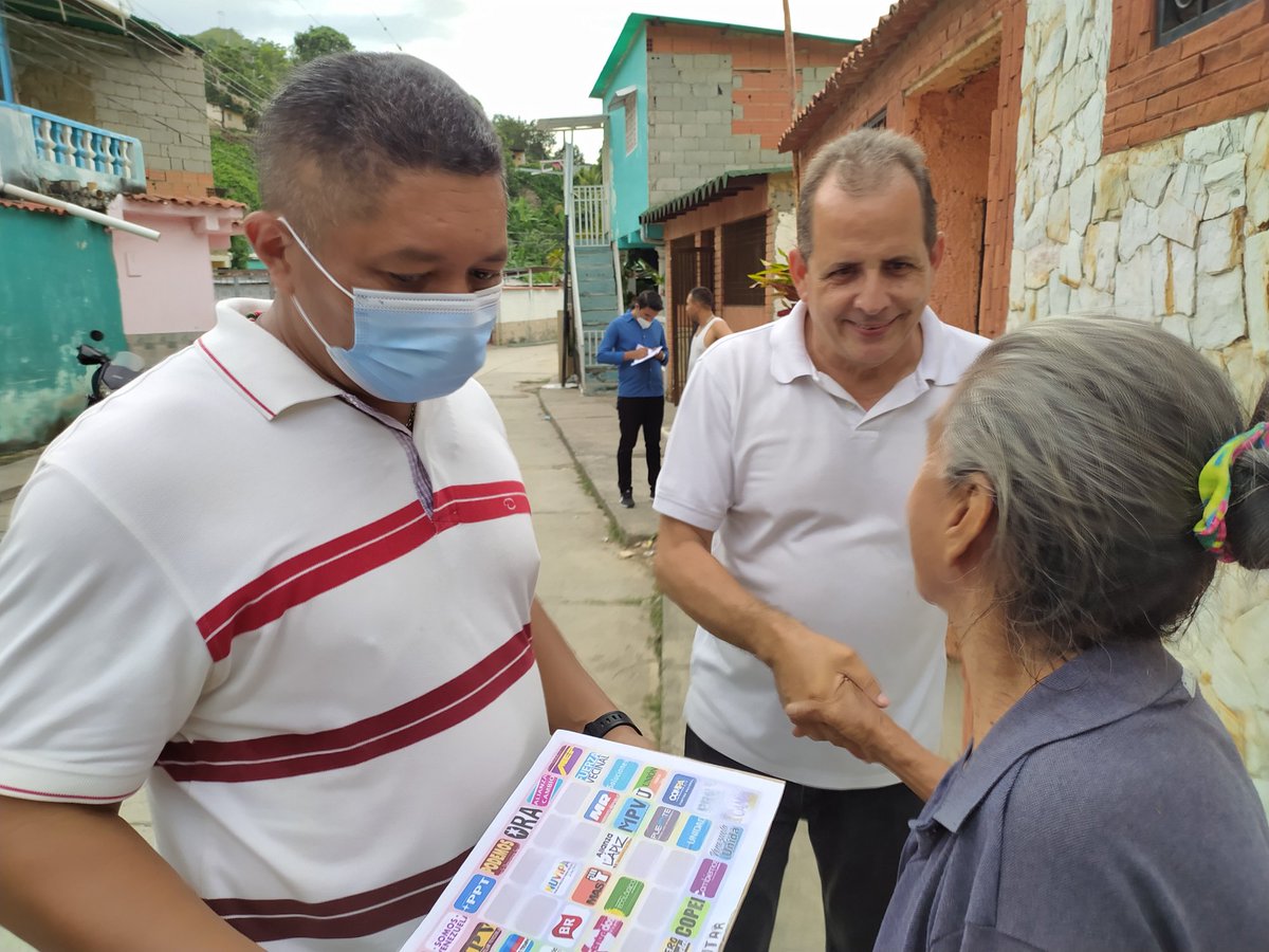 ConCarlosAD's tweet photo. #27Oct | En contacto casa a casa en el sector #ElCumbe del municipio #Valera, acompañado del próximo alcalde @arquimedevalera y los candidatos de la #UNIDAD.
¡#AquíEstamos!
#PorUnTrujilloPróspero 🖐🏻 https://t.co/CeIruQXFgn