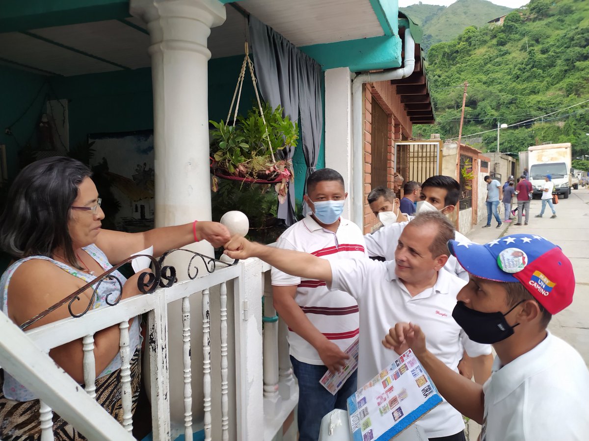 ConCarlosAD's tweet photo. #27Oct | En contacto casa a casa en el sector #ElCumbe del municipio #Valera, acompañado del próximo alcalde @arquimedevalera y los candidatos de la #UNIDAD.
¡#AquíEstamos!
#PorUnTrujilloPróspero 🖐🏻 https://t.co/CeIruQXFgn