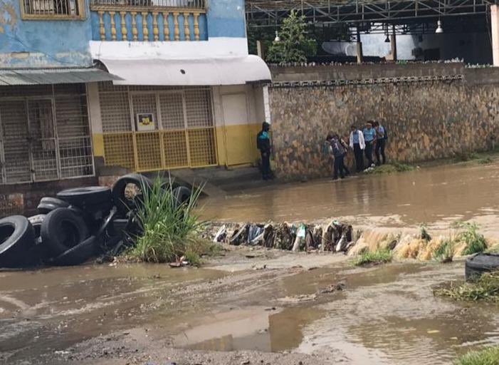 FELICIDADVILLEG's tweet image. #Oct27 Así fue el regreso a clases de los alumnos de la UEN 
“Ezequiel Zamora” en Salamanca de Cua. Aguas negras, calles intransitables, drenajes colapsados desde hace + de 3 años. Esto no forma parte del libreto de maravillas del que presume @HectoRodriguezC 
#Urdaneta
#EsAHORA
