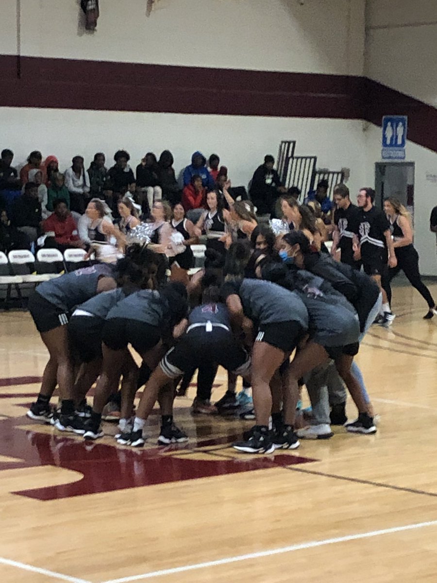 TheWell_FSN's tweet image. Hounds madness night! @FSCCBasketball @FSCC_WBB @CheerFscc 🤘🖤🏀🗣🐾