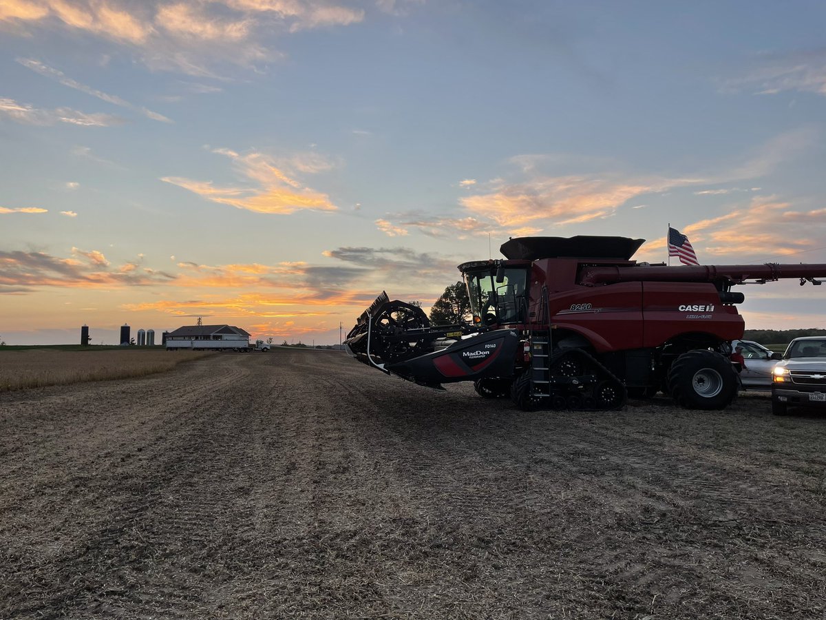 SchroederFarms2's tweet photo. As of Sunday #Harvest21 is in the books for the Schroeder family. Enjoy seeing the entire family come together during harvest and is something we tell each other to never take for granted. A big THANK YOU to ALL that help us from start to finish! https://t.co/UDA5XsDPBt