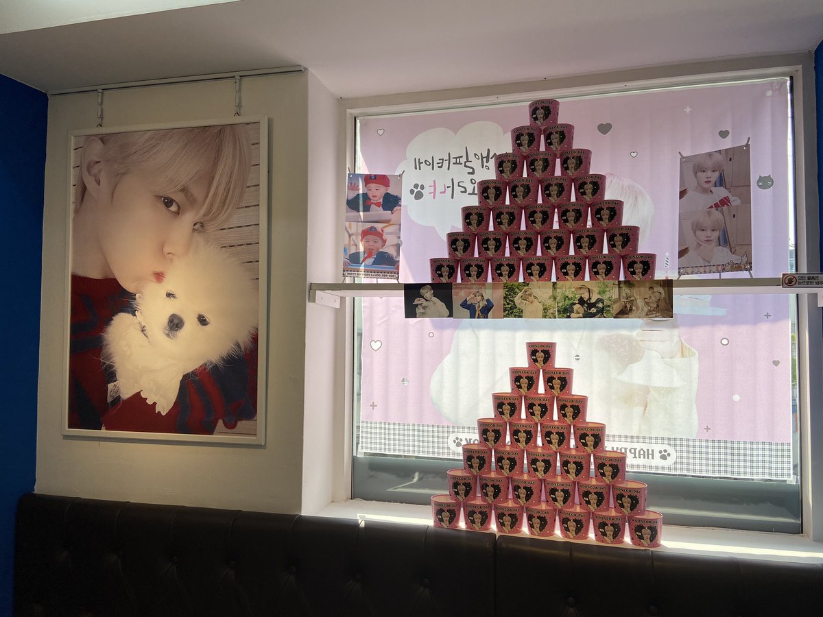 HBD_1027_WS's tweet photo. 오늘 6시 반 부터 전시물품 나눔 합니다🐱
현수막/액자사진/인화사진/베너 등 카페 꾸몄던 사진들 나눔 하니 방문 많이 부탁드려요

❗️카페 나눔으로 방문시에도 1인 1주문과 QR체크인은 꼭 꼭 해주세요
❗️지관통 혹은 고무줄 지참해주시면 편할거에요
❗️액자는 미포함입니다

#김우석 #KIMWOOSEOK https://t.co/HRLbCGrNJ4