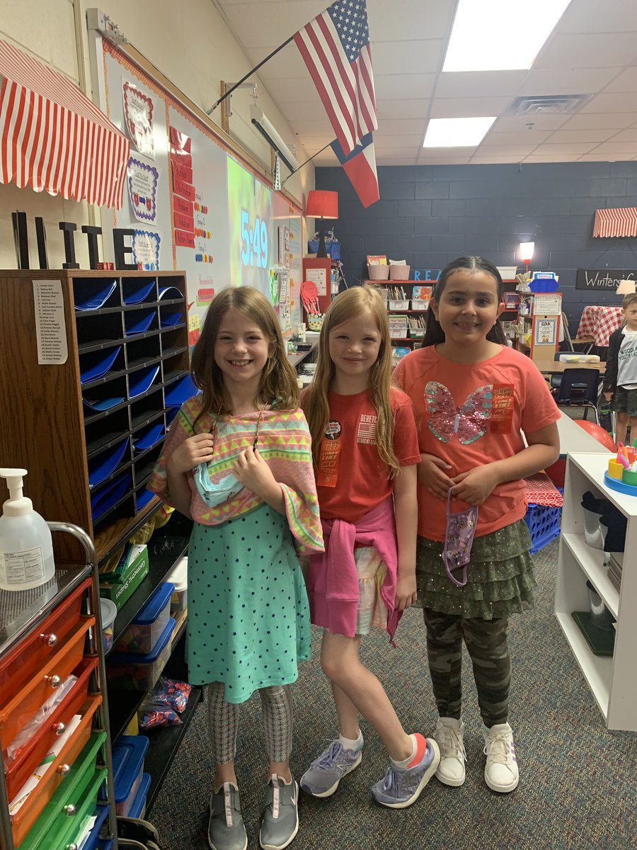 mrs_winters2's tweet photo. Mrs Winters’ class says “Drugs leave you wacky and tacky!!!”  #redribbonweek https://t.co/iPyQEKhsZd