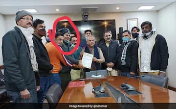 kisanektamorcha's tweet photo. यह सयोंग है या प्रयोग मोदी जी?

सिंघु बॉर्डर पर कल शाम जिन्होंने माहौल खराब करने के कोशिश की वह कोई किसान संगठन नहीं बल्कि भाजपा के गुंडे है।
#ModiSentGoonsToSinghu https://t.co/t45XtVn2YH