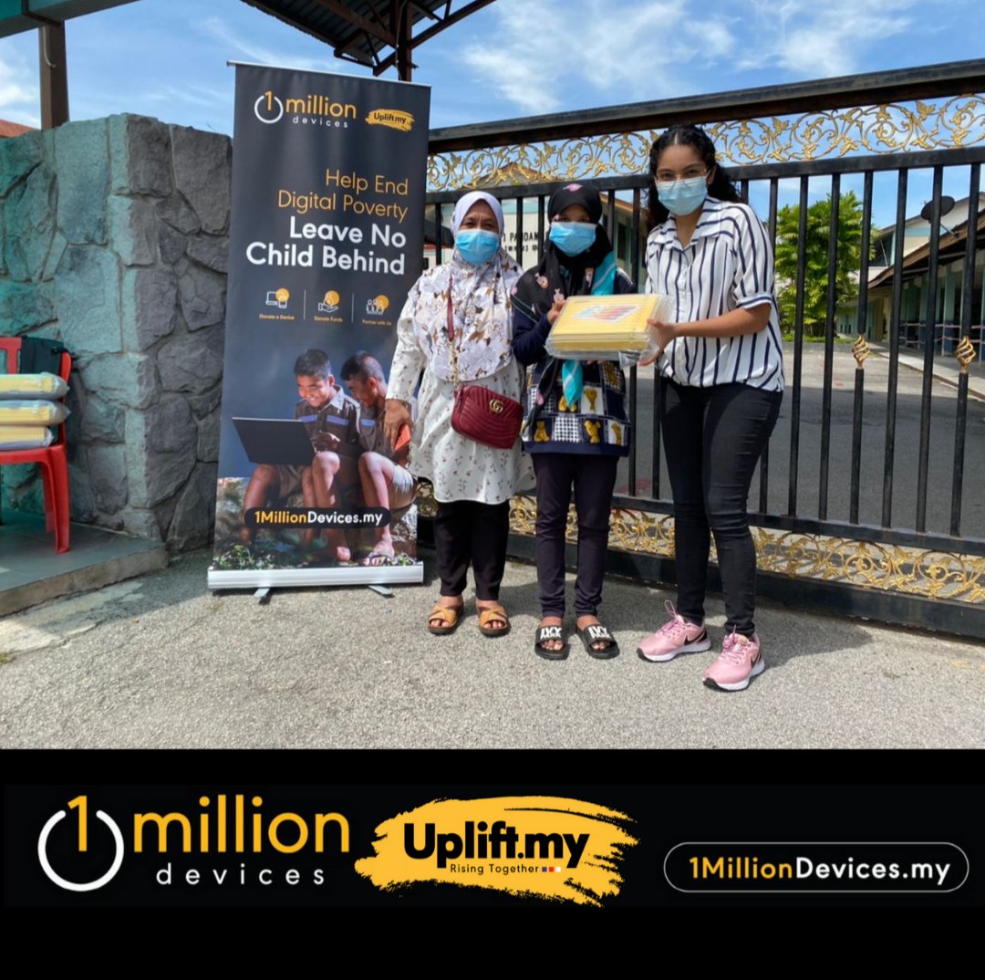 One device, one future!
 
On the 22nd of October, the UPLIFT team in collaboration with MCII, continued their mission to distribute 7 brand new Samsung Tablets to the deserving students of  SJK(C) Pandamaran B through the 1MillionDevices campaign.